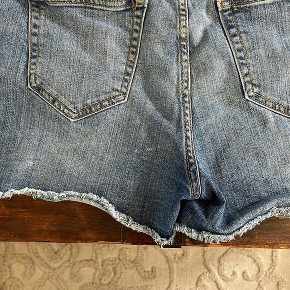 Gap Factory Med WashHigh Rise Cut Off Shorts 3" Inseam Size 8 - Picture 4 of 4